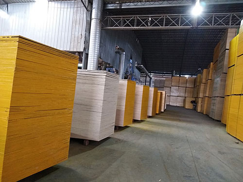 廣西建筑模板廠家鑫虹泰生產車間實拍