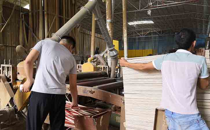 廣西建筑模板十大品牌-優**質廠家鑫虹泰的生產設備裁邊機